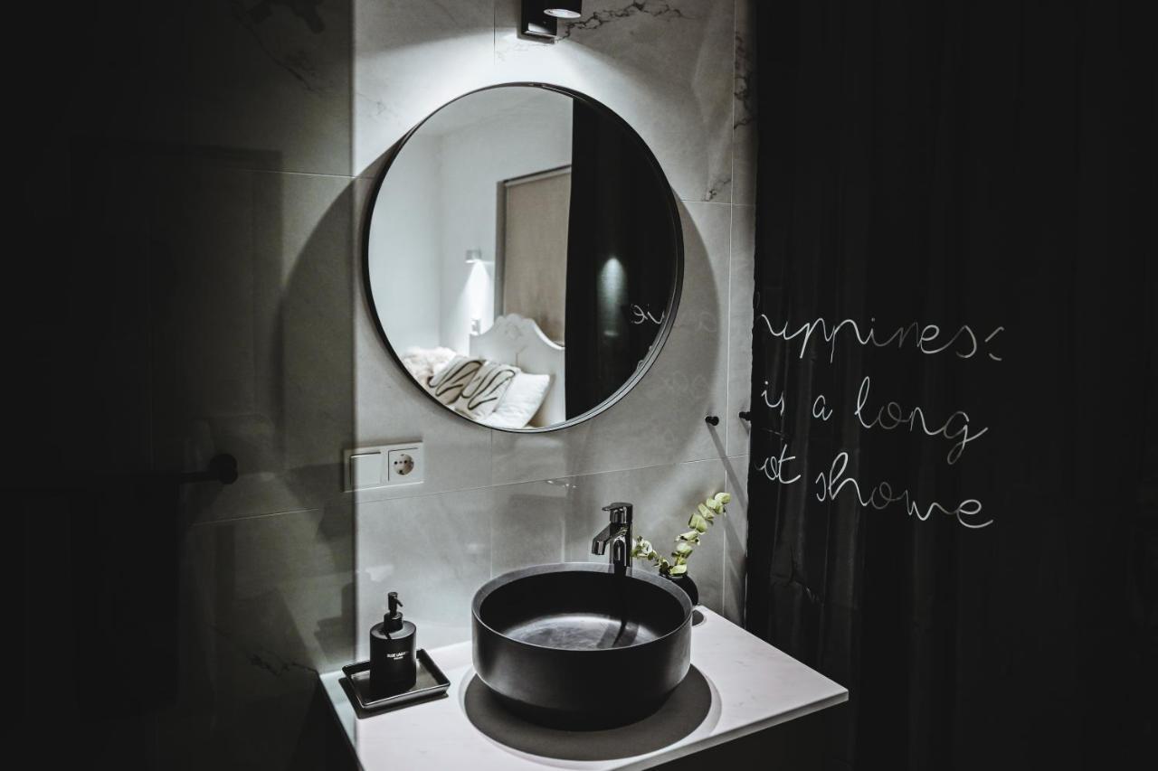 ÁLKA - Luxurious Private Room by the Sea With Hot Tub Njarthvik Esterno foto