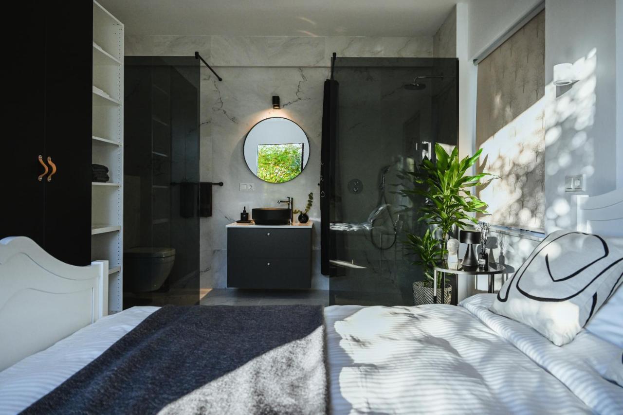 ÁLKA - Luxurious Private Room by the Sea With Hot Tub Njarthvik Esterno foto
