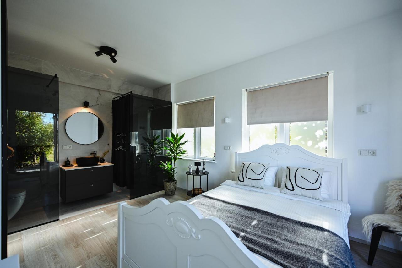 ÁLKA - Luxurious Private Room by the Sea With Hot Tub Njarthvik Esterno foto