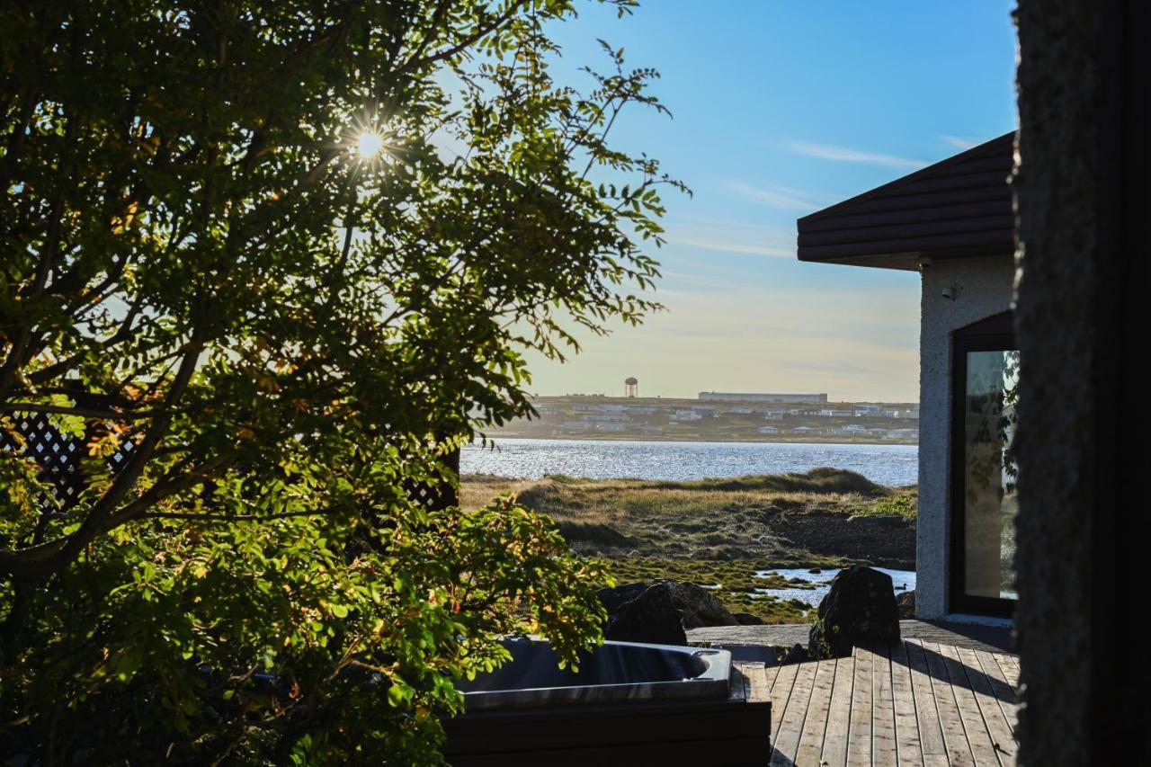ÁLKA - Luxurious Private Room by the Sea With Hot Tub Njarthvik Esterno foto