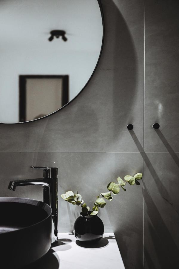 ÁLKA - Luxurious Private Room by the Sea With Hot Tub Njarthvik Esterno foto