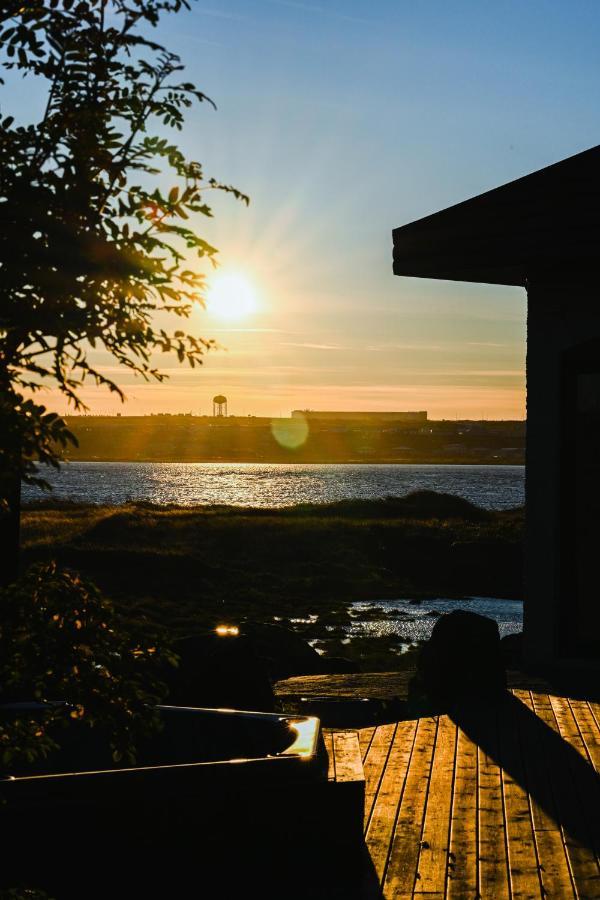 ÁLKA - Luxurious Private Room by the Sea With Hot Tub Njarthvik Esterno foto