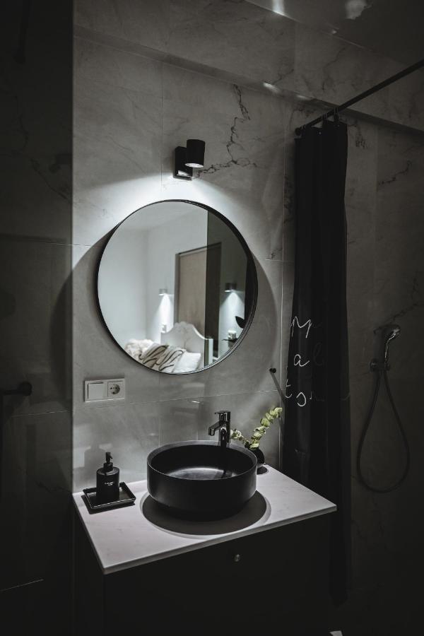 ÁLKA - Luxurious Private Room by the Sea With Hot Tub Njarthvik Esterno foto