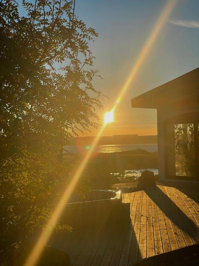 ÁLKA - Luxurious Private Room by the Sea With Hot Tub Njarthvik Esterno foto