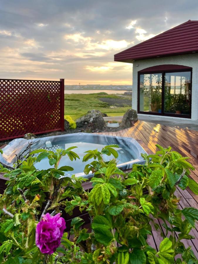 ÁLKA - Luxurious Private Room by the Sea With Hot Tub Njarthvik Esterno foto